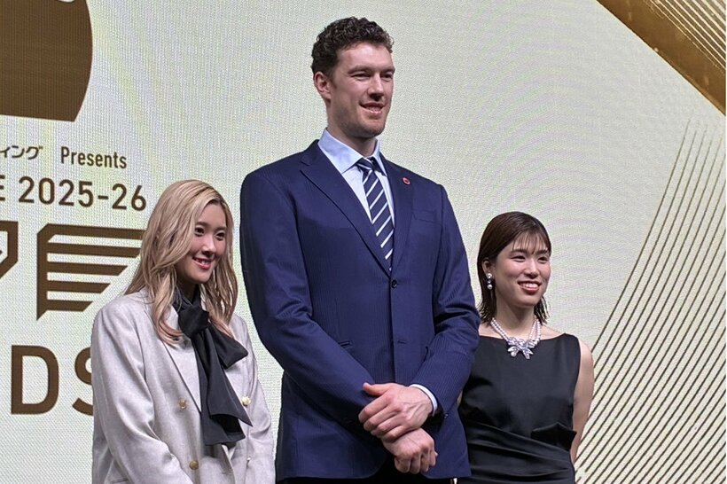 MVPに輝いたムセルスキー(中)。左はNEC川崎の佐藤淑乃、右は東レの花岡千聡