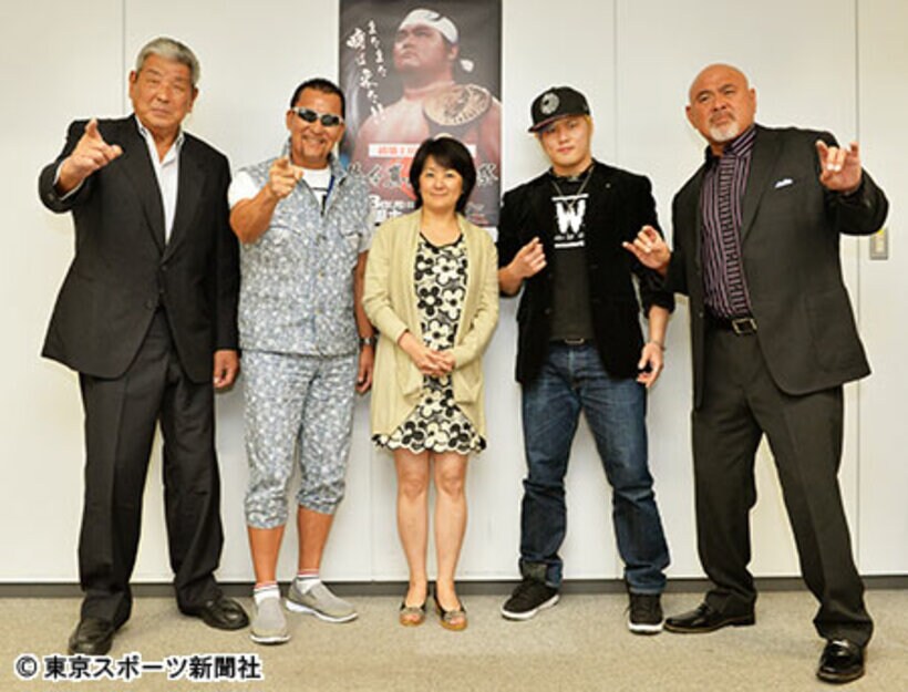 左から坂口相談役、蝶野、かずみ前夫人、大地、武藤