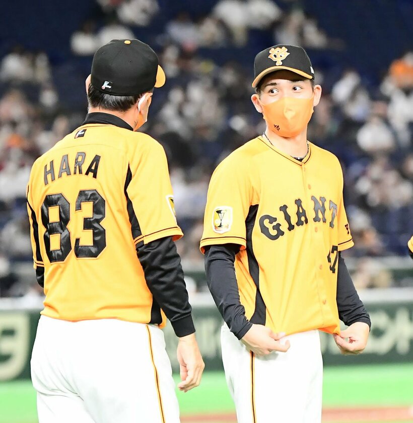  好投の高橋（右）は原監督から称賛された