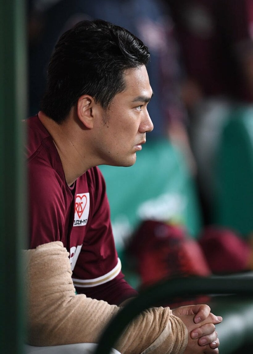  降板後、ベンチから戦況を見守る田中将