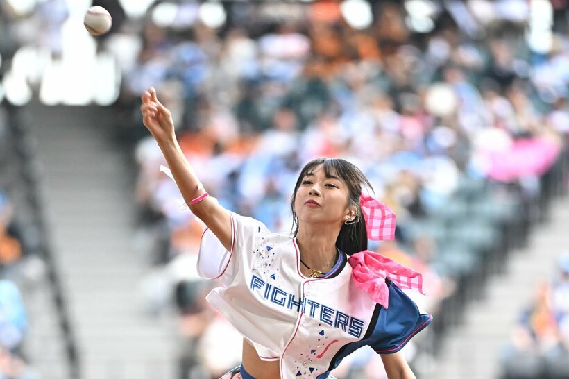 始球式を務めた牧野真莉愛