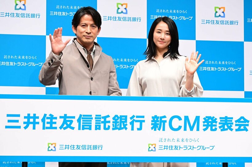 岡田准一(左)と木村文乃