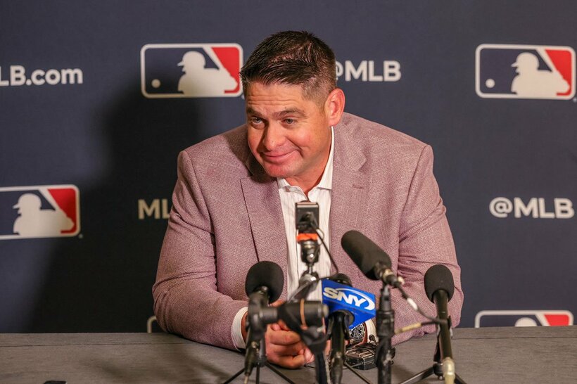 会見するメンドーサ監督（ロイター）