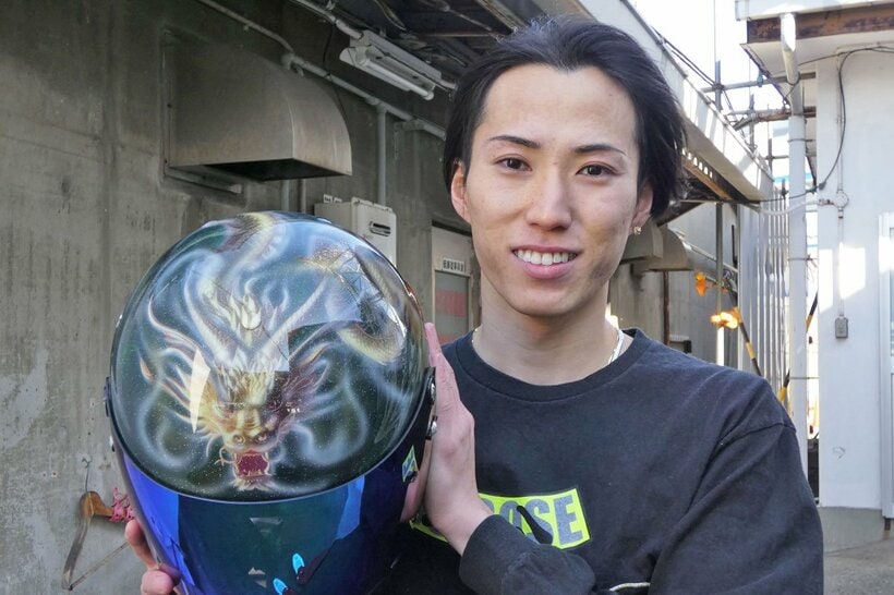 昇り龍のヘルメットを披露する表健太