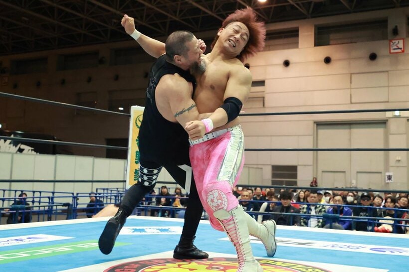 ディック東郷(左)をラリアートをぶちかます海野翔太