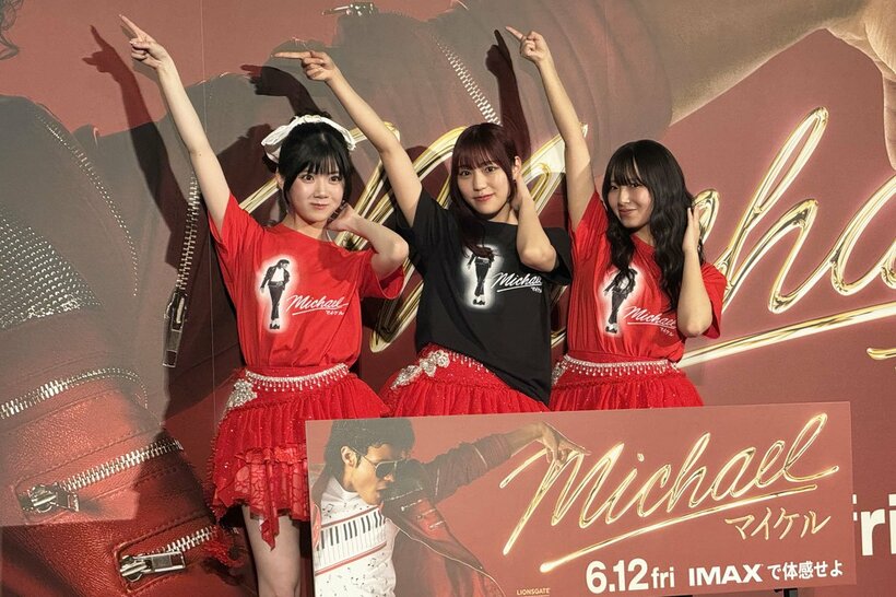 Juice＝Juiceの川嶋美楓(左)、松永里愛(中)、有澤一華