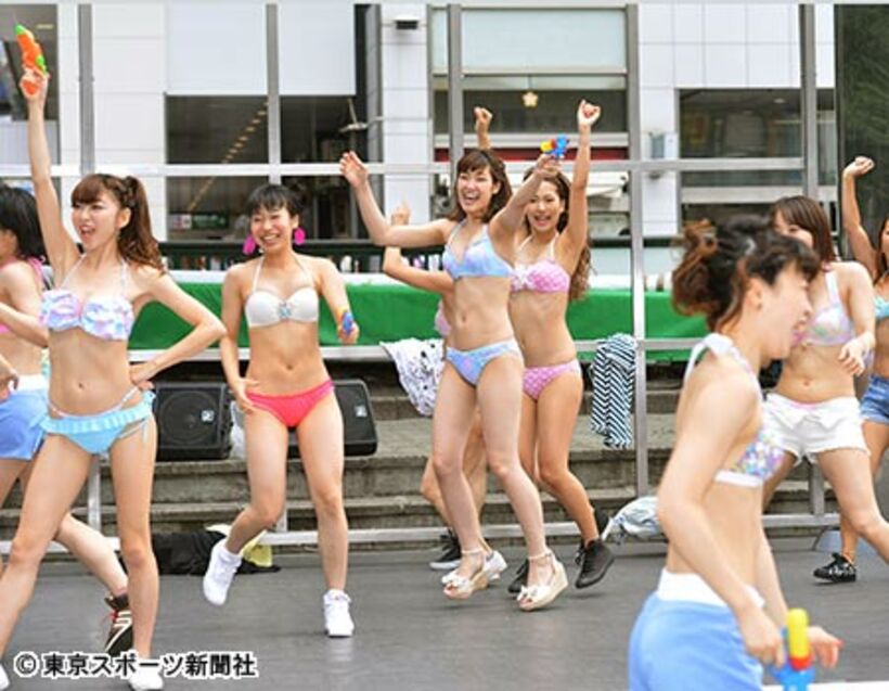 水着でフラッシュモブダンスを行った垣花理乃（中）