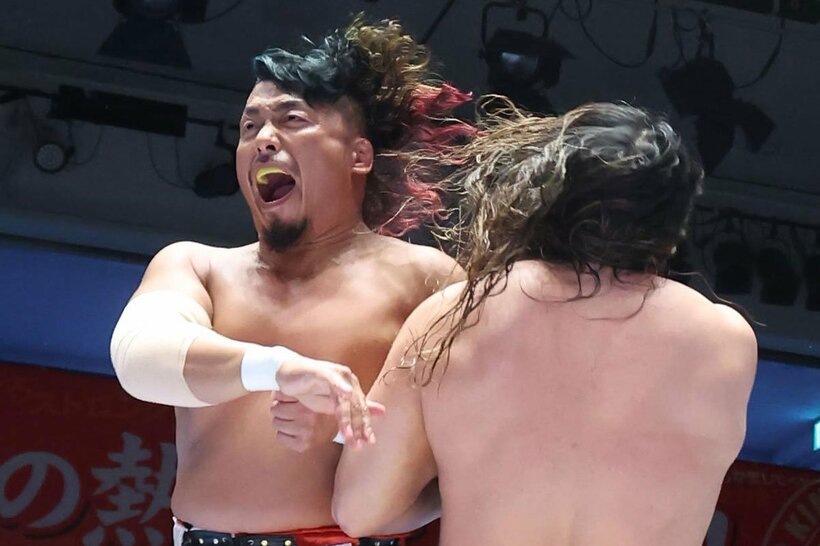 鷹木信悟（左）のタックルを受ける辻陽太