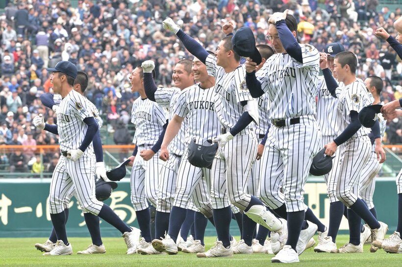 勝利し喜びを爆発させる九州国際大付ナイン