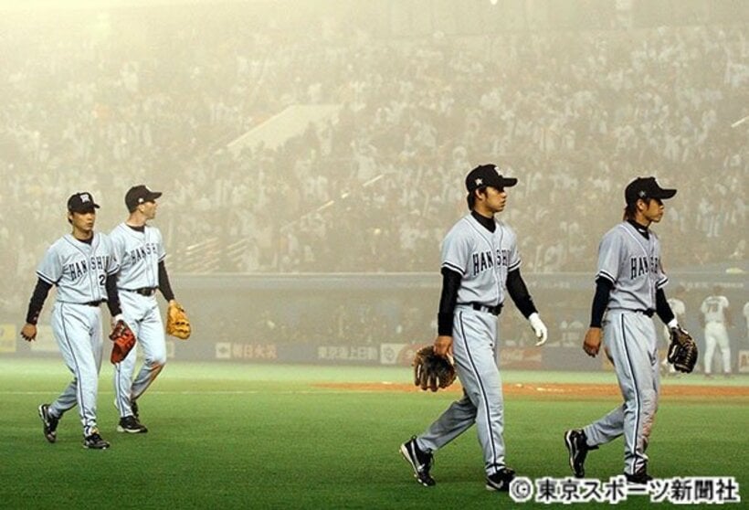  濃霧の中、肩を落としてベンチに引き揚げる阪神ナイン