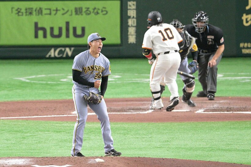 巨人・甲斐から三振を奪いガッツポーズする阪神・工藤泰成