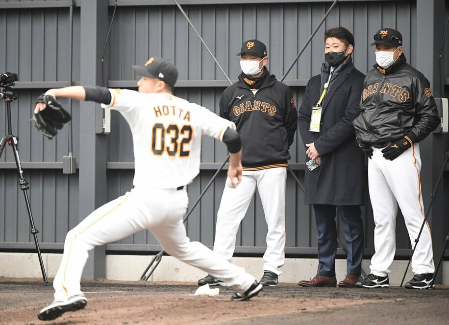  （左から）堀田、桑田投手チーフコーチ、松坂大輔氏、原監督（東スポWeb）