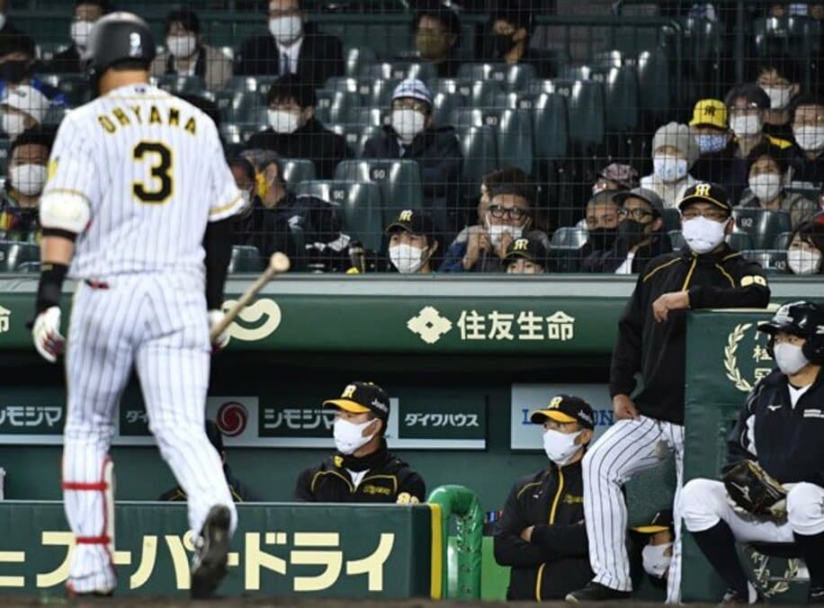  ９回無死一塁の好機で阪神・大山は三振に倒れた（右は矢野監督）
