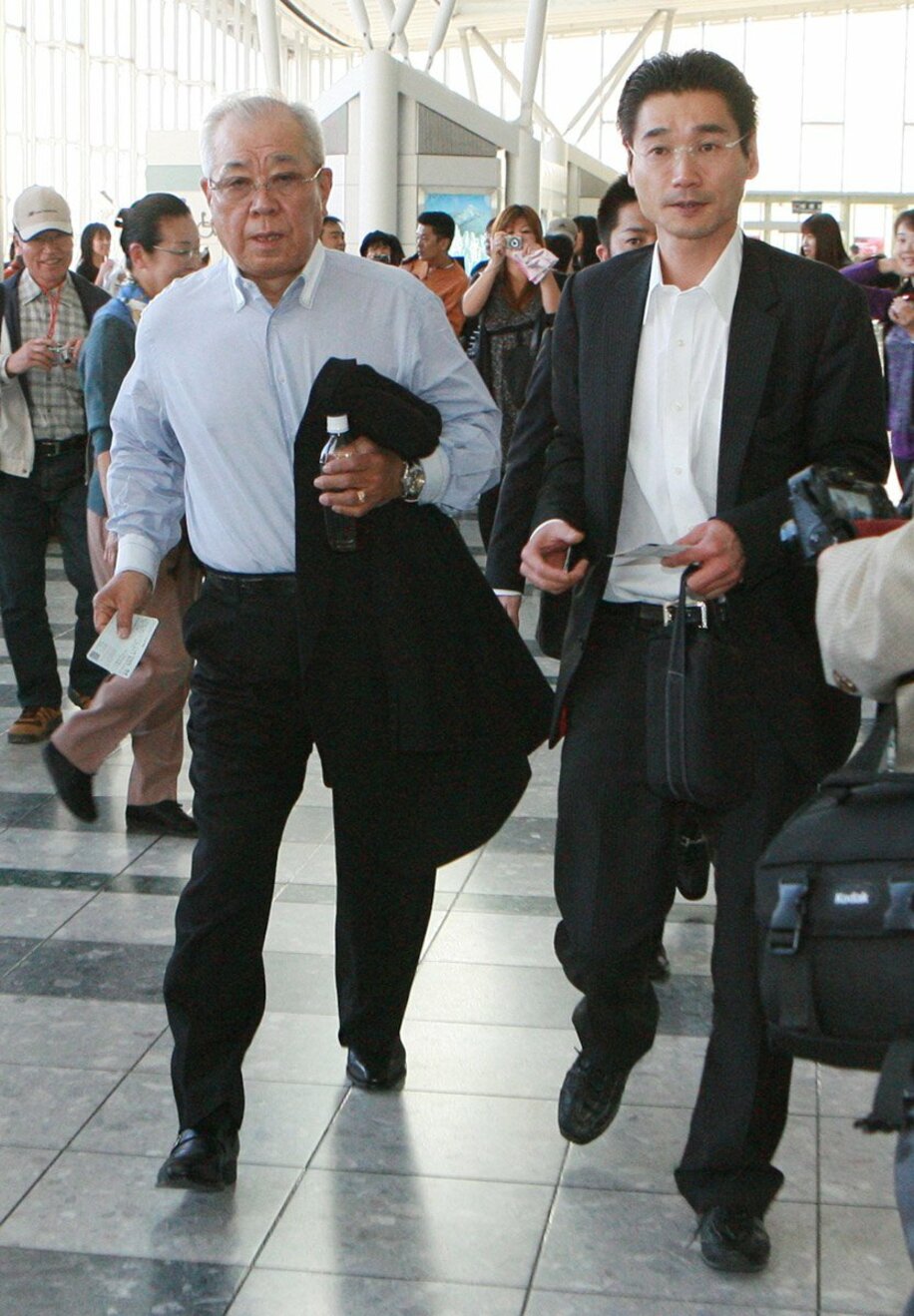  楽天時代に野村さん（左）の監督付広報を務めた嶌村聡氏（２００９年、東スポWeb）