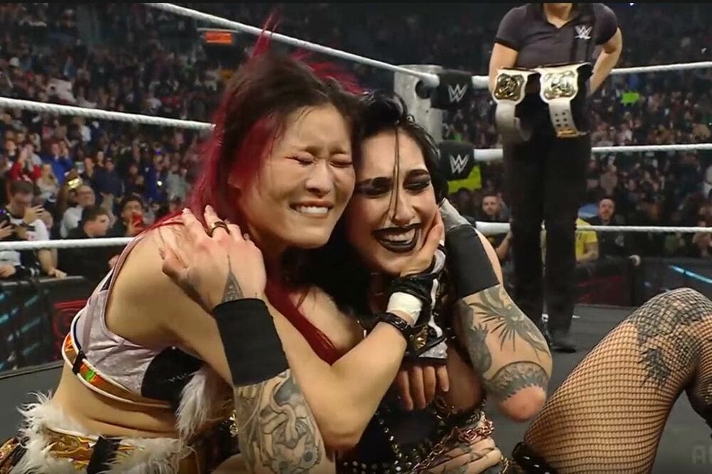 タッグ王者となったイヨ・スカイ（左）はリア・リプリー（ⒸAbemaTV, Inc.）