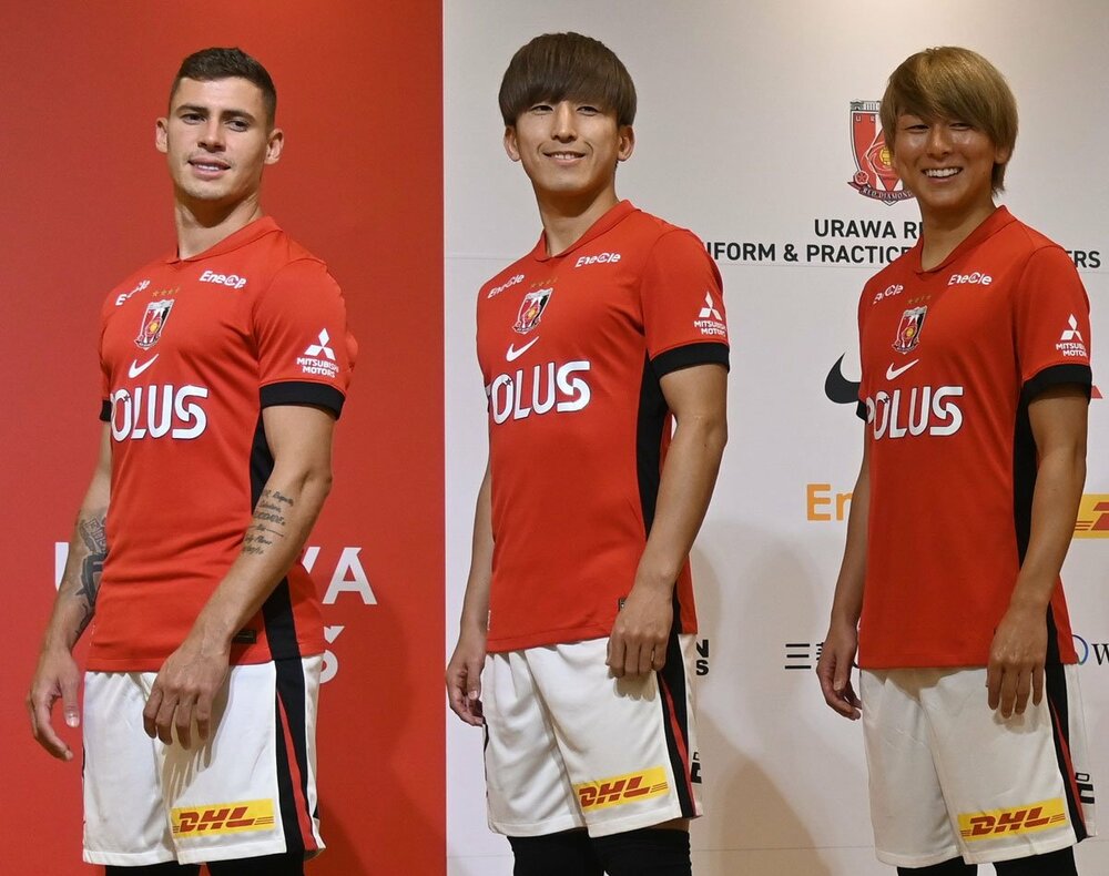 新加入の(左から)マテウスサビオ、金子拓郎、松本泰志