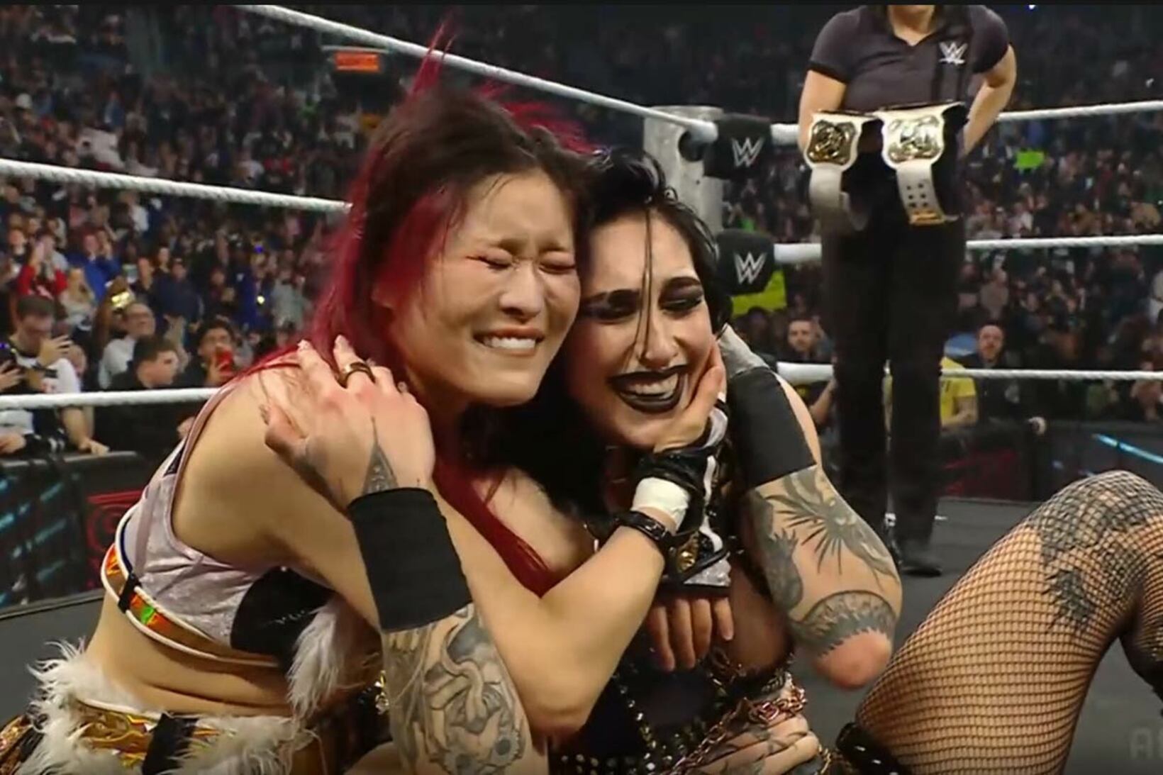 タッグ王者となったイヨ・スカイ（左）はリア・リプリー（ⒸAbemaTV, Inc.）