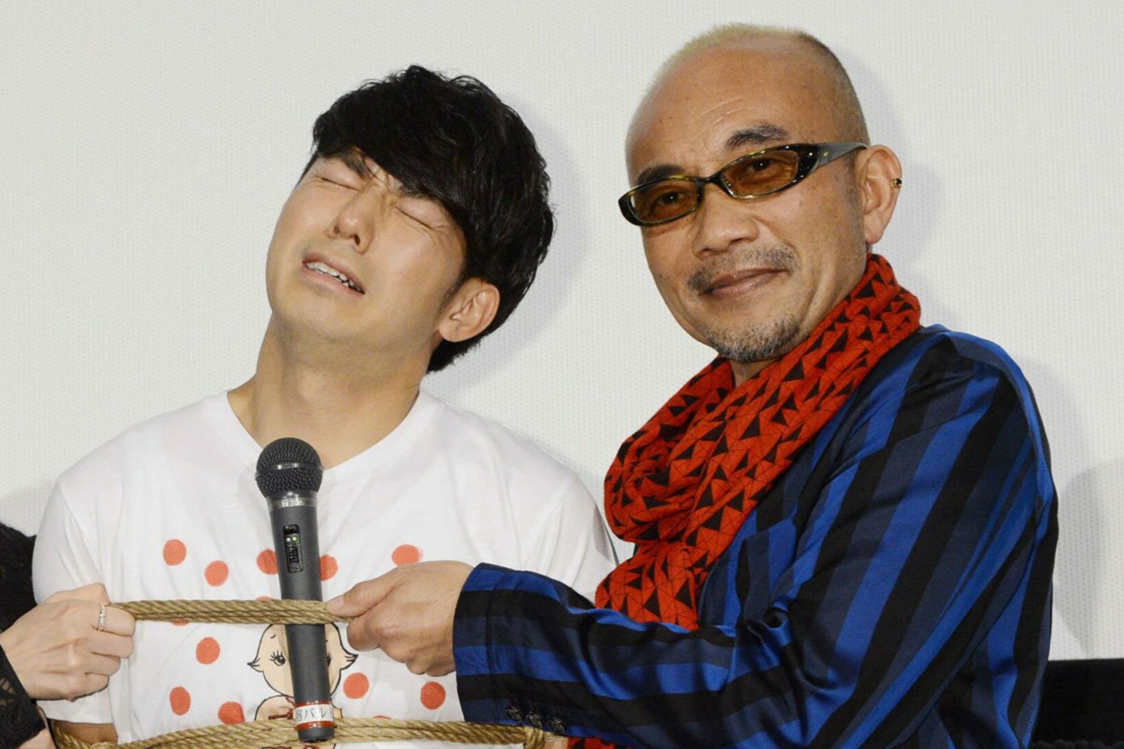 ピース・綾部祐二（左）を縄で縛る竹中直人（13年1月）