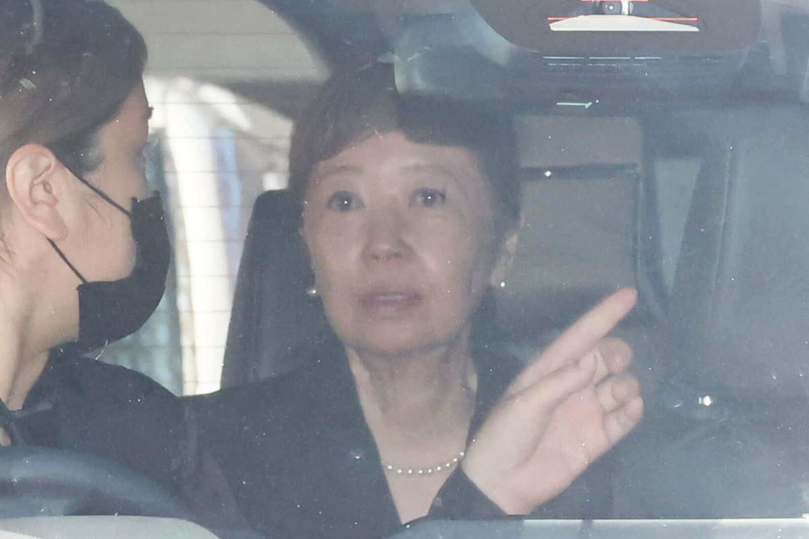 告別式に参列した浅田美代子
