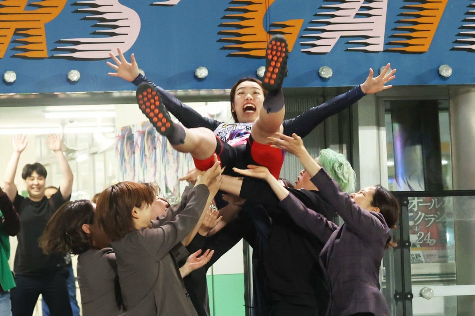 胴上げにビビりながらも笑顔の佐藤水菜(上)