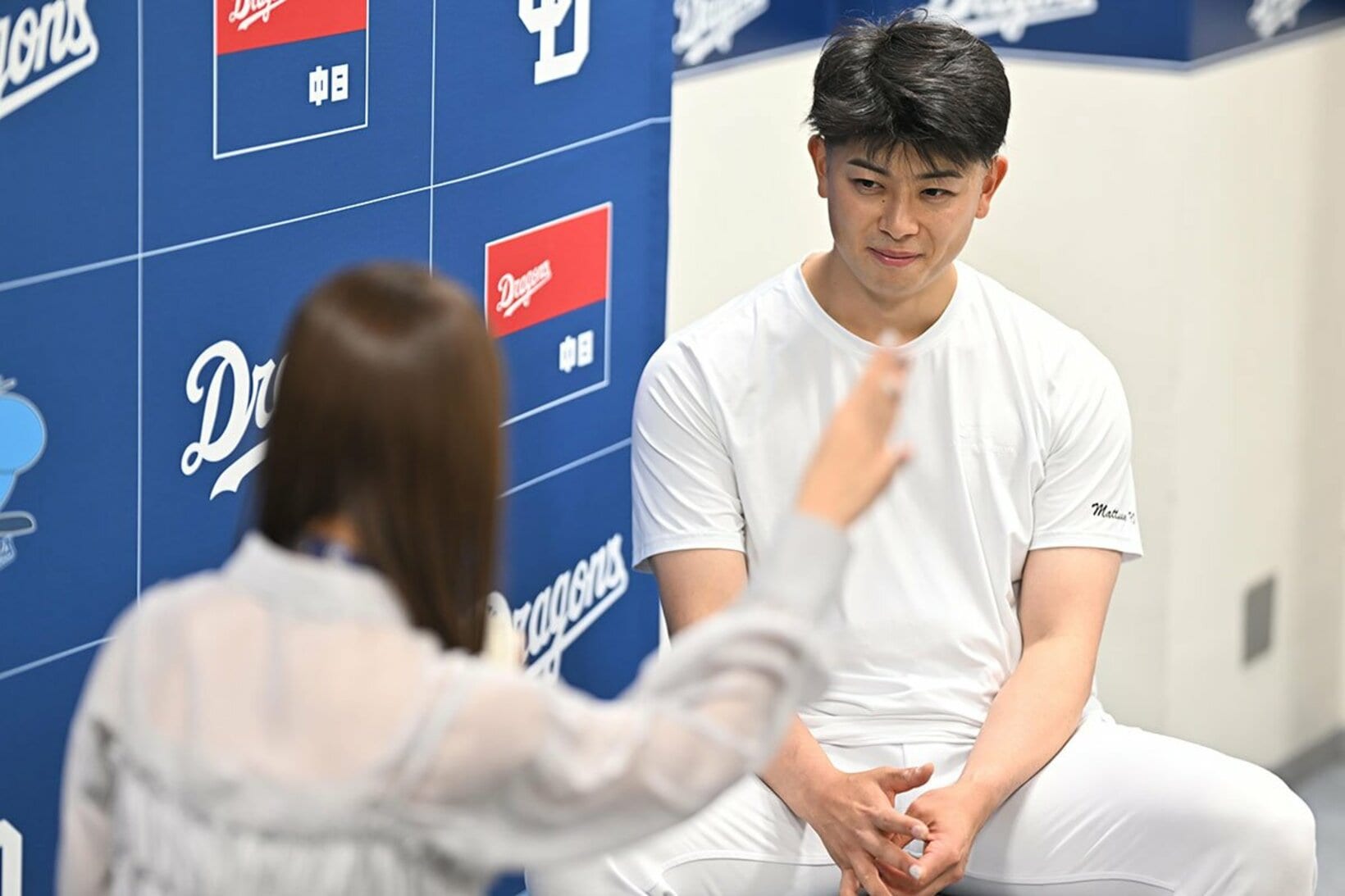 熊崎晴香(左)の質問に答える中日・松山晋也