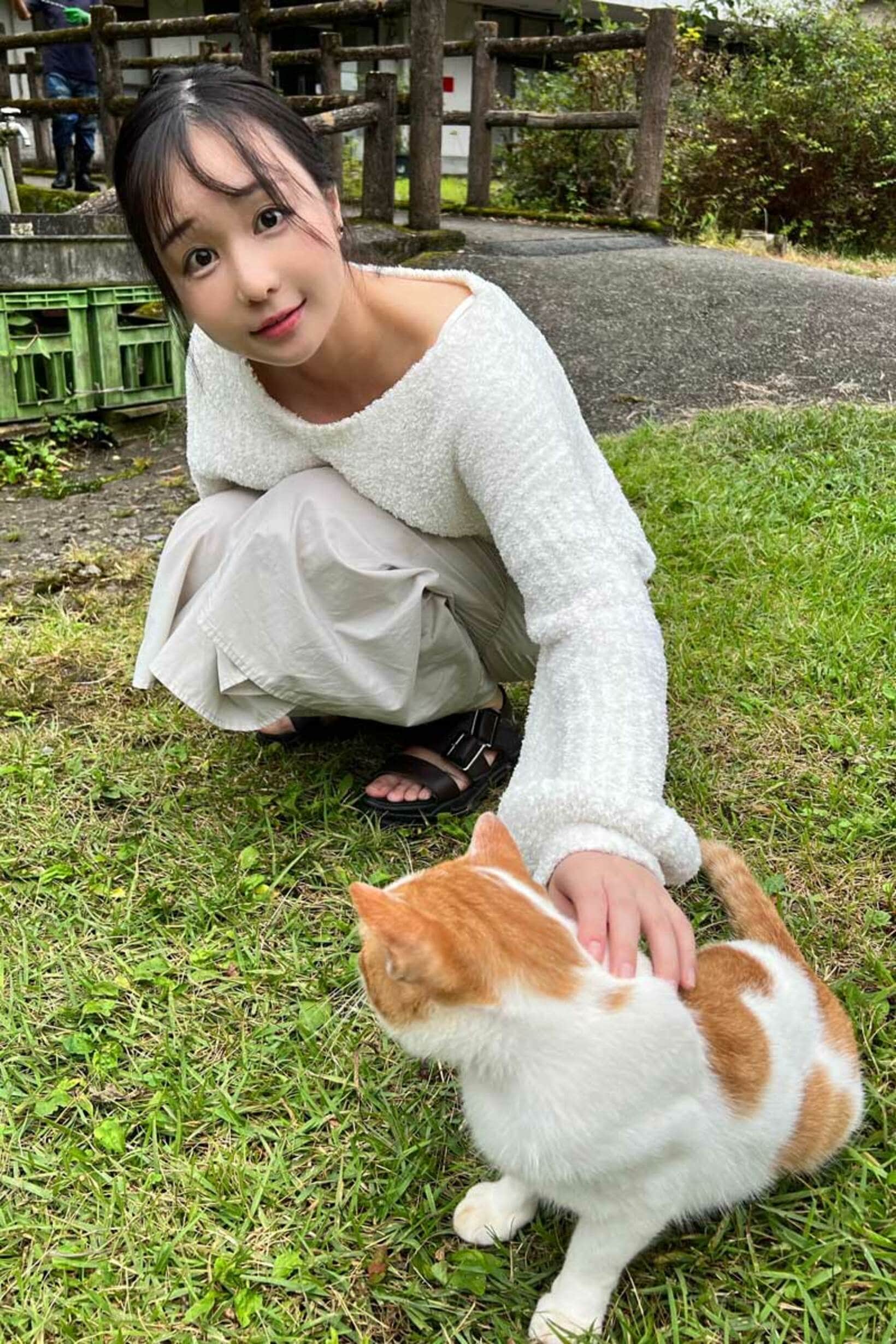 庭園にいた猫と戯れる私