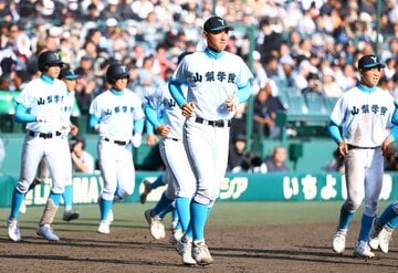 試合に敗れ、整列に向かう山梨学院の菰田陽生