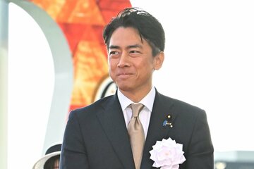 日本ダービーの表彰式にプレゼンターとして登場した小泉進次郎氏