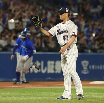 ７回、DeNA・宮崎に続いて松尾(左奥)にも一発を浴びたヤクルト・高橋奎二