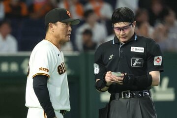 交流戦序盤はパ・リーグと互角の戦いを見せている巨人・橋上監督代行(左)