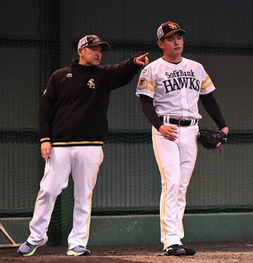 風間球打と話す倉野コーチ
