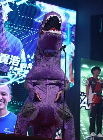 恐竜の被り物で登場した西山貴浩