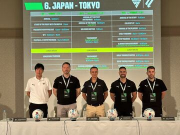記者会見に応じるプロジェクトマネージャーのシャビ・サンス氏（右から２人目）