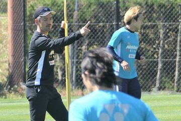 11日のホーム長崎戦へ向け、選手の動きを見る塚原監督