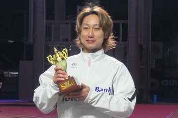 中京スポーツ杯を手にした泉慶輔