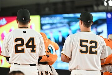 ユニフォームを忘れてレプリカを着るリチャード（右）