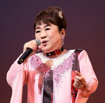 「旅路」を熱唱した天童よしみ