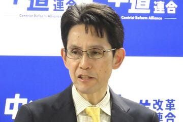 今年２月にはスクエアのメガネをかけていた階氏
