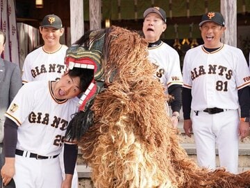  原監督（後方）から大役を任された岡本和