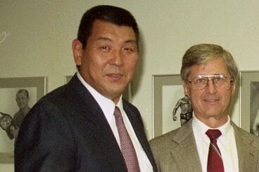 業務提携時の新日本・坂口社長（左）とテッド・ターナーさん（１９９１年）