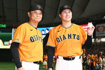 プロ初勝利をあげ、橋上監督代行(左)と記念撮影する巨人・代木大和