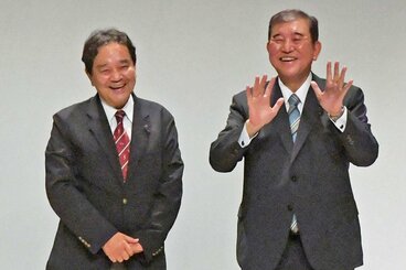 対談を行った石破茂前首相(左)と、ジャーナリストの鈴木哲夫氏