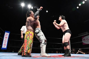 試合後、ＭＵＳＡＳＨＩ（中）を攻める田村男児（右）と立花誠吾