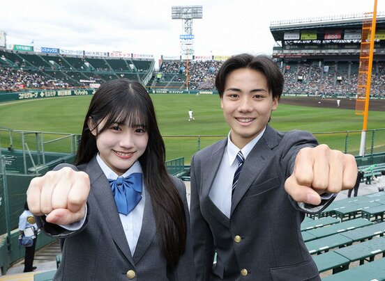 甲子園球場で観戦した黒氏萌楓（左）と佐藤泰心
