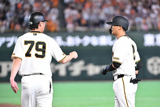 21日の試合で内野安打を放つも直後に交代した巨人・吉川(右)