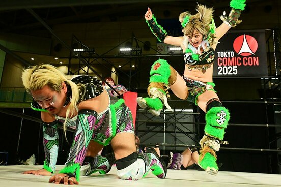 最上アナベル(左)に蹴りを入れるウナギ・サヤカ