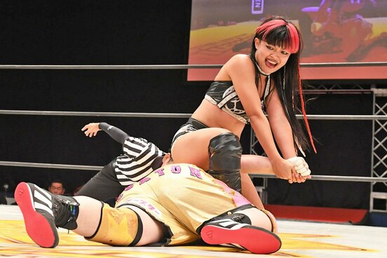 最終公式戦でメガトン(下)に勝利し、GP準々決勝に駒を進めた瀬戸レア