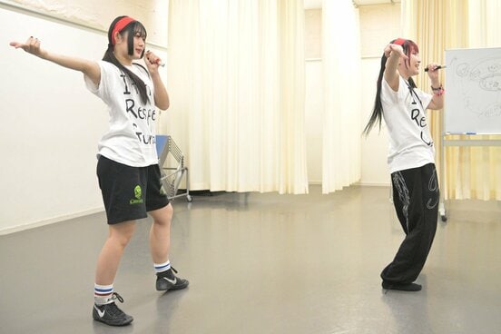 古沢稀杏（左）にダンスを指導する伊藤麻希