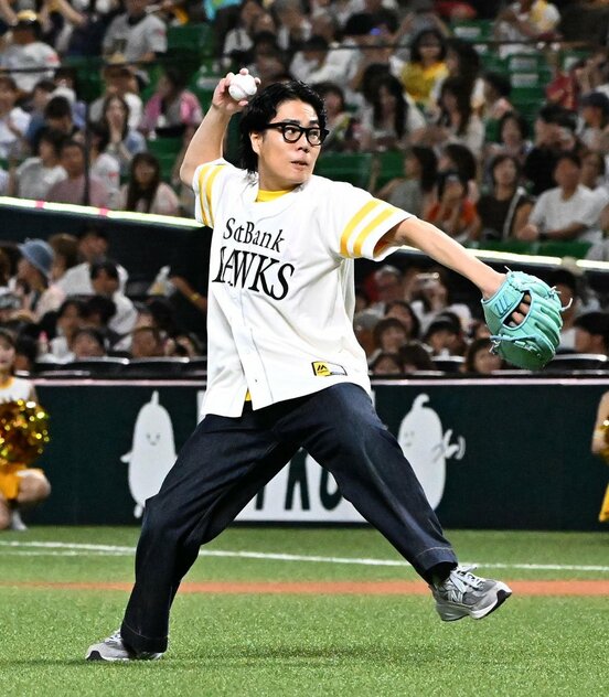セレモニアルピッチに登場した令和ロマン・髙比良くるま