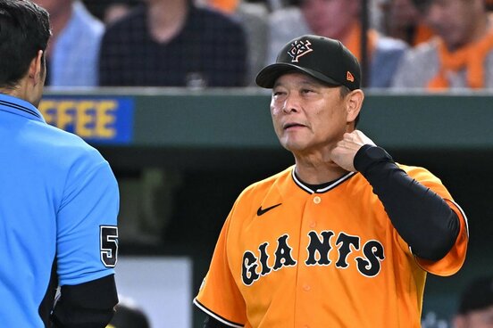 苦しい試合展開に渋い表情の巨人・橋上監督